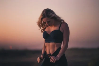 žena