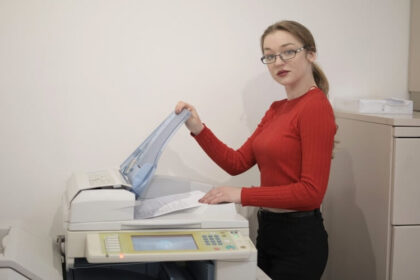 žena u tiskárny