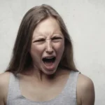 žena křičí