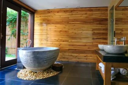 dřevěný obklad v koupelně