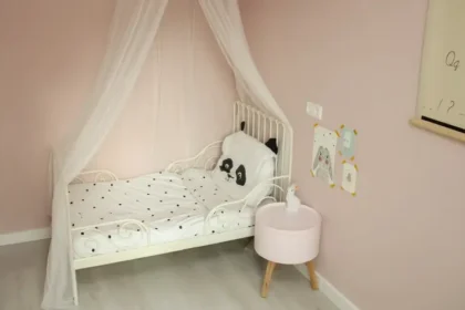 dětská postel