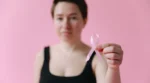 Žena drží stuhu