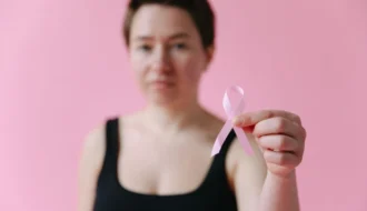 Žena drží stuhu